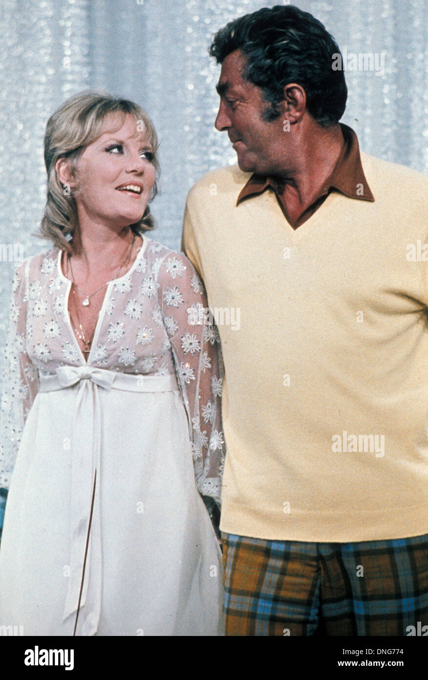 DEAN Martin sul suo noi TV show con Petula Clark circa 1968 Foto Stock