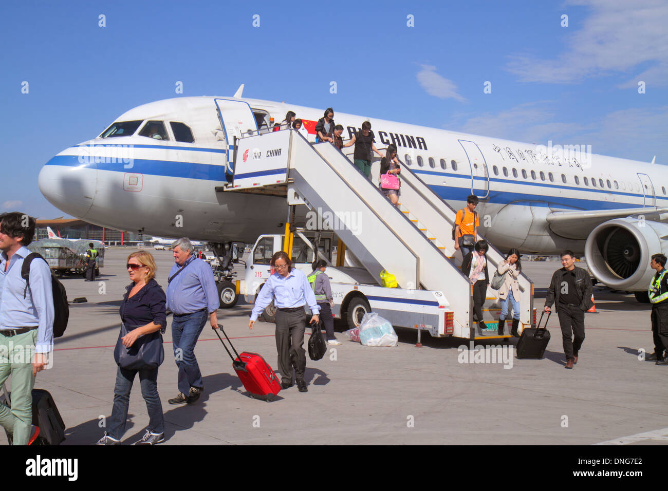 Pechino Cina, Asia, cinese, orientale, Pechino Capital International Airport, PEK, Air China, tarmac, volo da Hong Kong, passeggeri sbarcare, imbarco sta Foto Stock