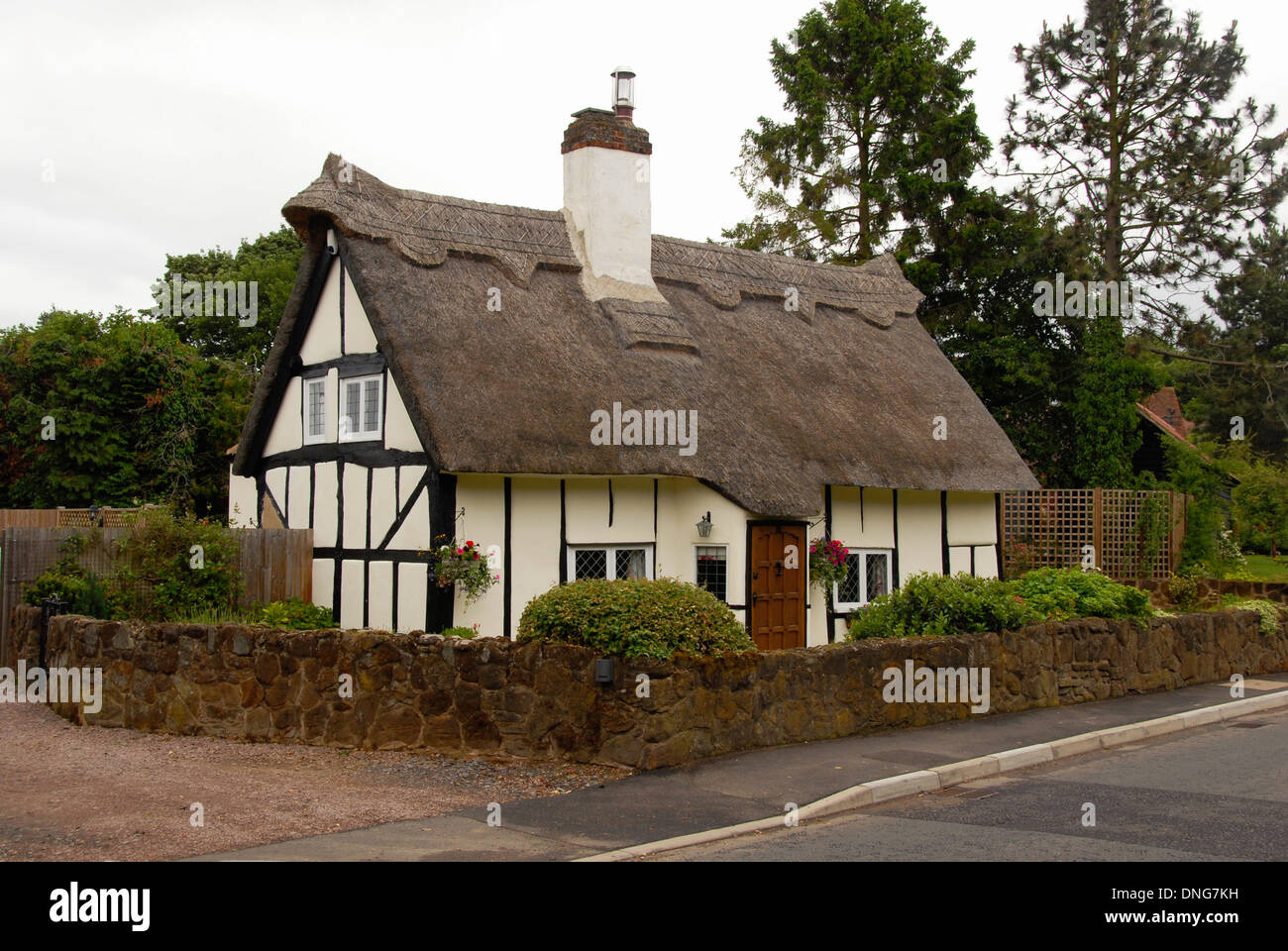 Xvii secolo cottage con il tetto di paglia sul villaggio High Street, Flitton, Bedfordshire Foto Stock