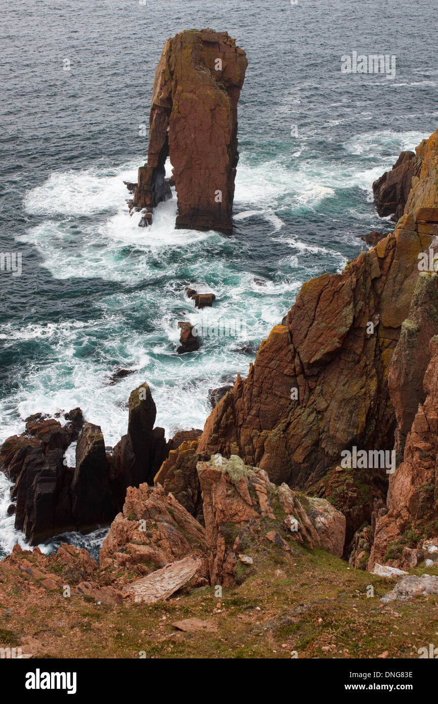 Incredibili paesaggi costieri e le pile del mare sull'isola di sindrome di Muckle Roe, Isole Shetland Foto Stock