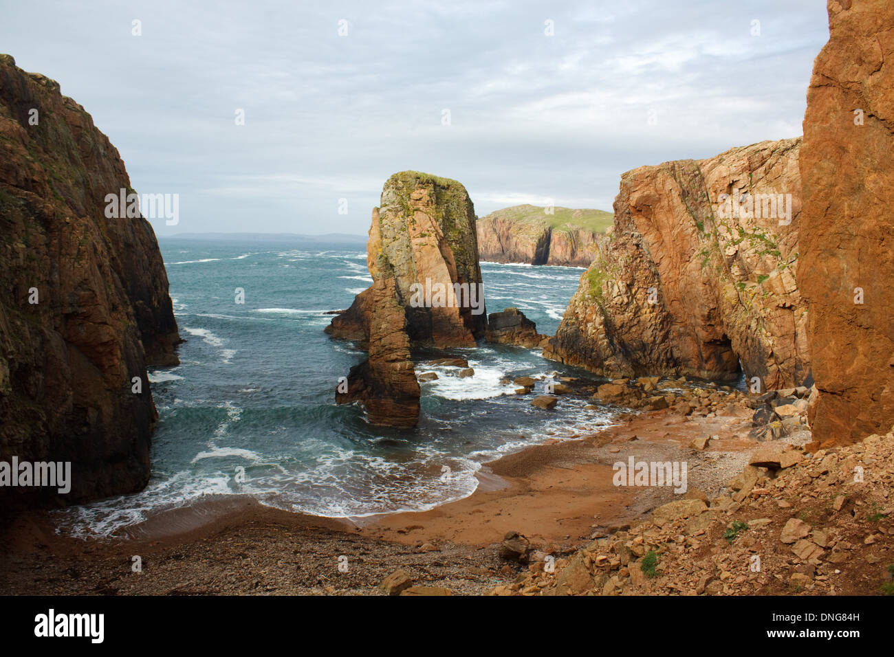 Incredibili paesaggi costieri e le pile di mare a nord di prosciutto sull isola di sindrome di Muckle Roe, Isole Shetland Foto Stock
