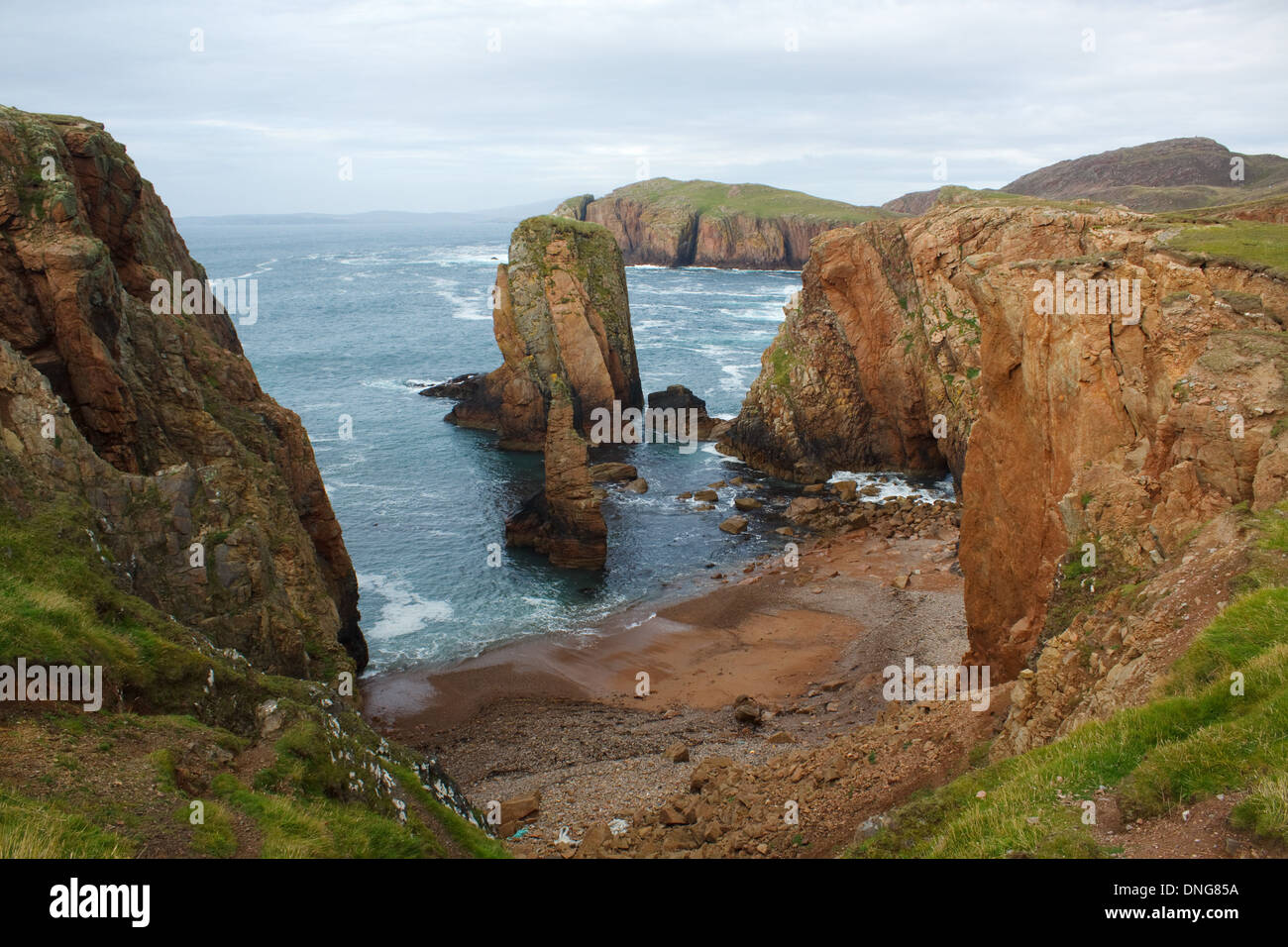 Incredibili paesaggi costieri e le pile di mare a nord di prosciutto sull isola di sindrome di Muckle Roe, Isole Shetland Foto Stock