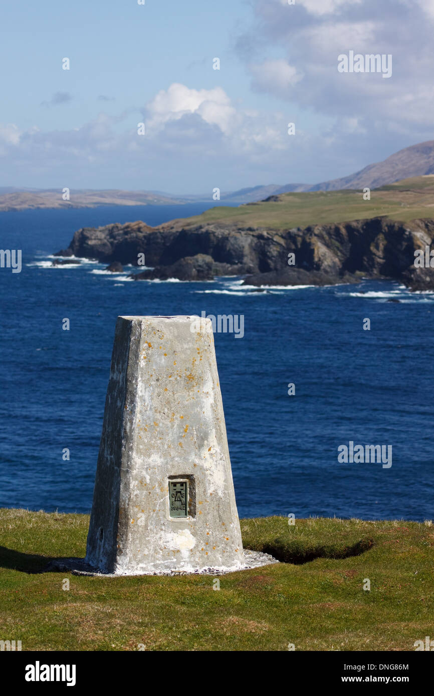 L'Ordnance Survey pilastro di triangolazione sulla testa allentata, San Ninian's Isle, Isole Shetland Foto Stock