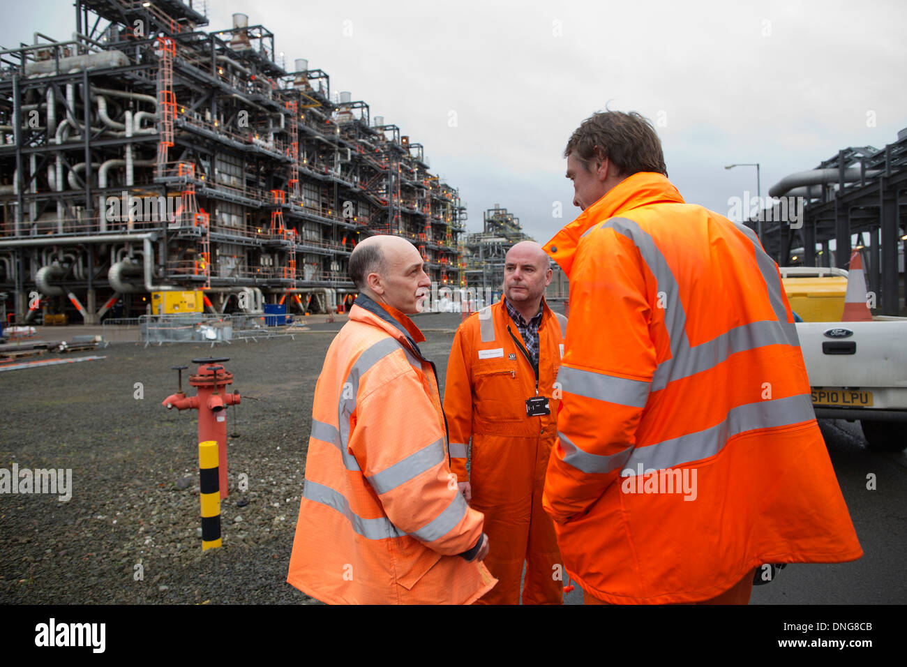 Jim Ratcliffe (destra) proprietario di INEOS, Grangemouth impianto petrolchimico e casa in Scozia la raffineria di petrolio industria del Regno Unito. Foto Stock