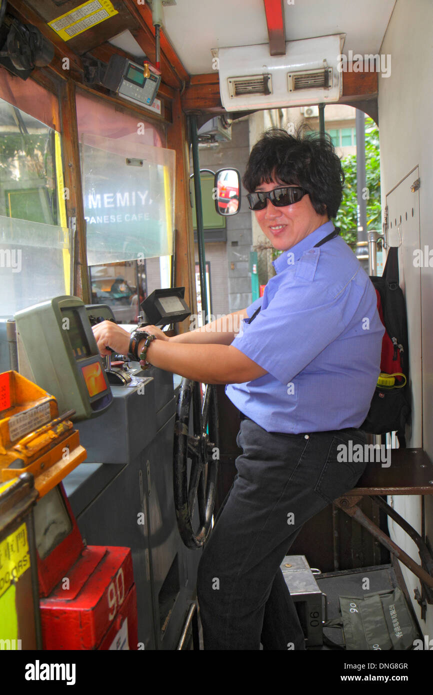 Hong Kong Cina, Hong Kong, Asia, cinese, orientale, isola, Sheung WAN, Wing Lok Street, Western Market Terminus, tram a due piani, asiatico adulti, donna Foto Stock