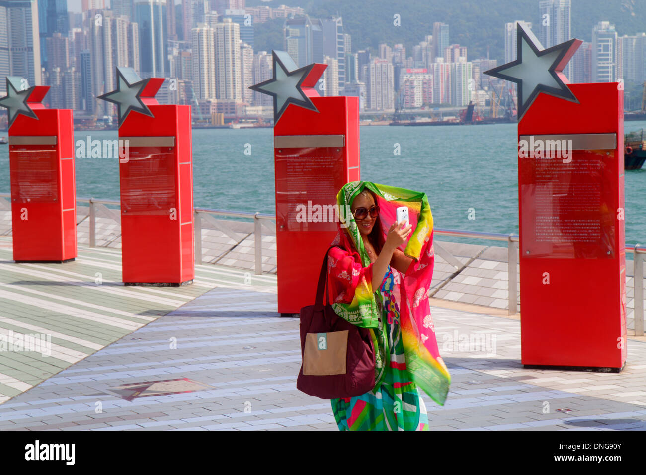 Hong Kong Cina, Hong Kong, Asia, cinese, orientale, Kowloon, Tsim Sha Tsui, Avenue of the Stars, Victoria Harbour, porto, lungomare, asiatico adulti, wom Foto Stock