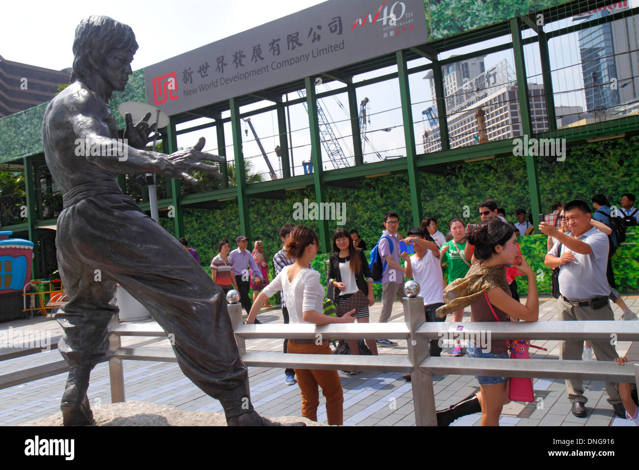 Hong Kong Cina, HK, Asia, cinese, orientale, Kowloon, Tsim Sha Tsui, Avenue of the Stars, Victoria Harbour, porto, lungomare, Asian Asians etnic im Foto Stock