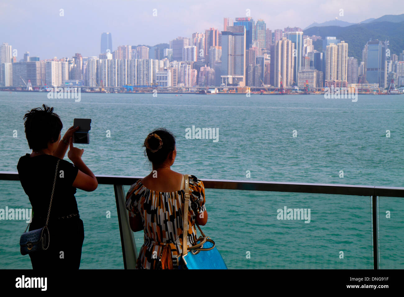 Hong Kong Cina, Hong Kong, Asia, cinese, orientale, Kowloon, Tsim Sha Tsui, Avenue of the Stars, Victoria Harbour, porto, lungomare, asiatico adulti, wom Foto Stock