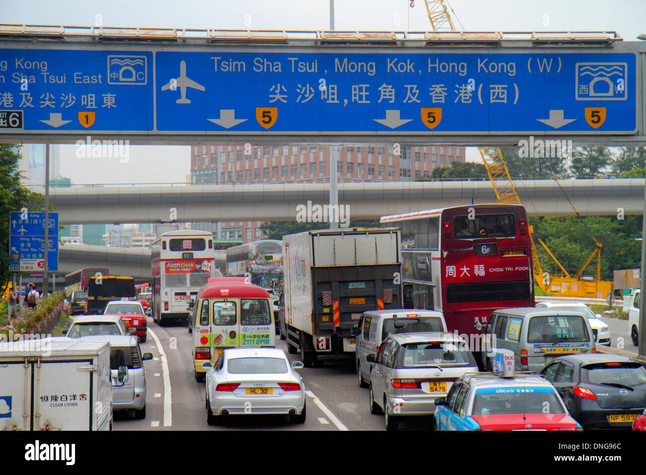 Hong Kong Cina, HK, Asia, cinese, orientale, Kowloon, East Kowloon Corridor, autostrada, traffico, auto, autobus, pullman, indicazioni stradali, caratteri cinesi cantonesi hàn Foto Stock