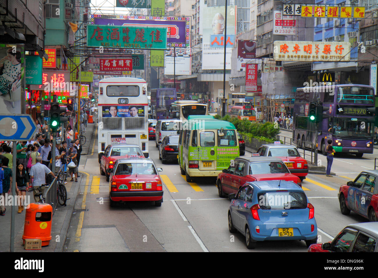 Hong Kong Cina, HK, Asia, cinese, orientale, Kowloon, Prince Edward, Nathan Road, traffico, cartelli al neon, shopping shopper shopping negozi negozi mercato marchi Foto Stock