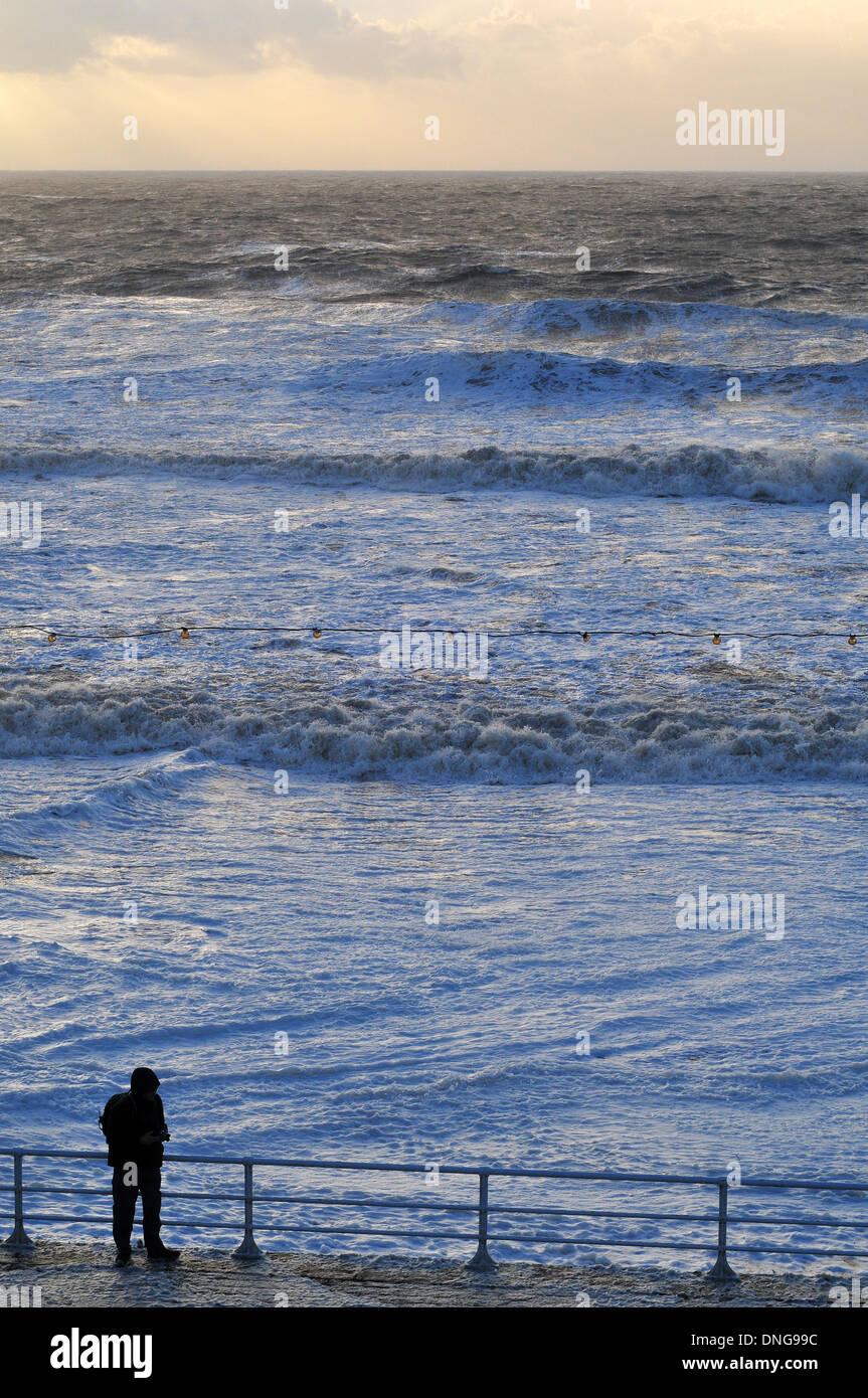 Aberystwyth, Wales, Regno Unito. Il 27 dicembre 2013. Tempesta surf colpisce la riva di Cardigan Bay in Aberystwyth, Galles dopo la seconda gale della settimana di Natale colpisce la costa occidentale del Regno Unito - 27 dic 2013. Photo credit: John Gilbey/Alamy Live News. Foto Stock