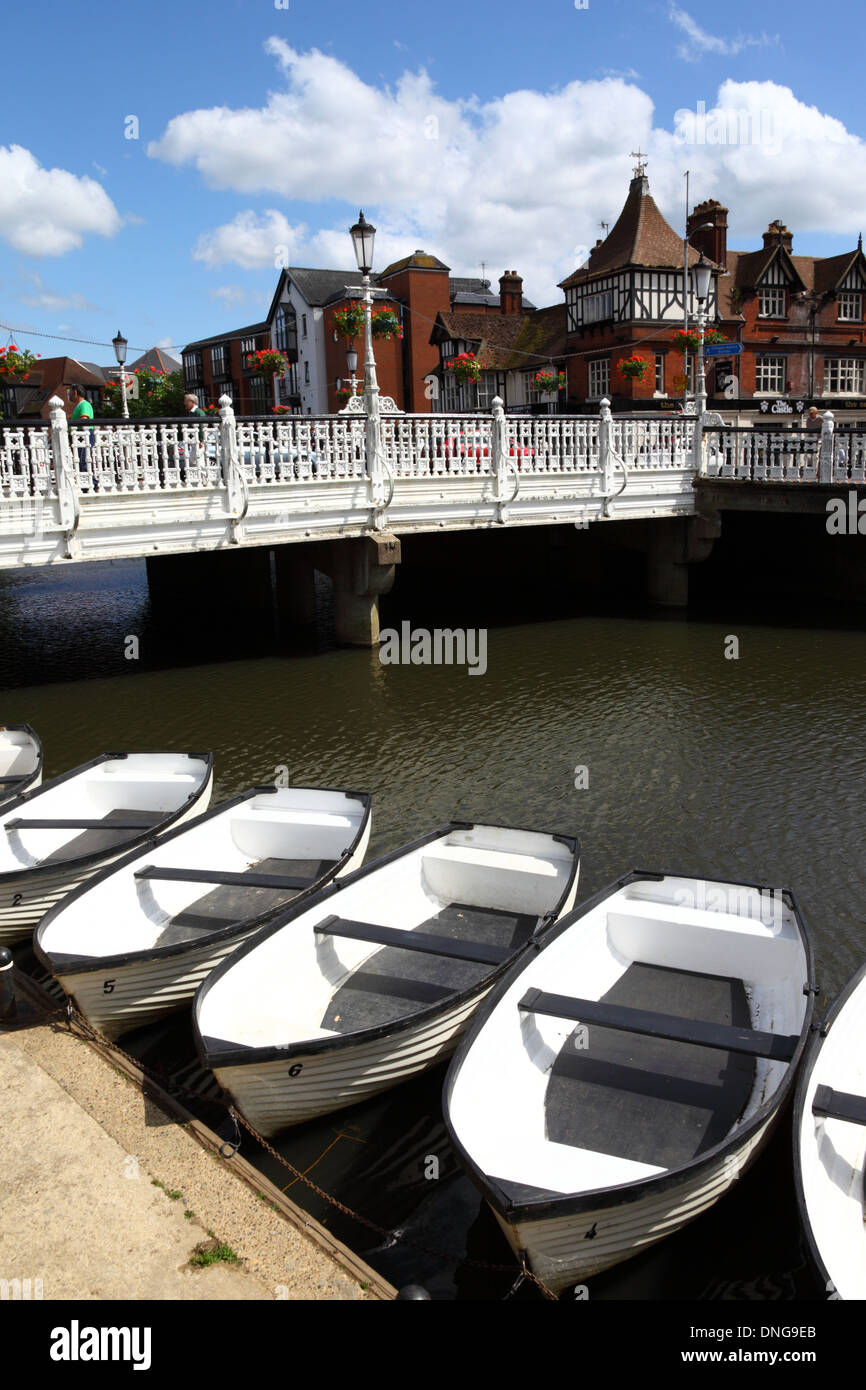 Portante a ponte High Street su fiume Medway, Castle Inn sulla destra, Tonbridge, Kent , Inghilterra Foto Stock