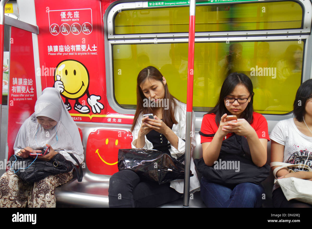 Hong Kong Cina, Hong Kong, Asia, cinese, orientale, isola, WAN Chai MTR stazione della metropolitana, riders, passeggeri passeggeri riders, asiatico adulto, adulti, donna donna w Foto Stock