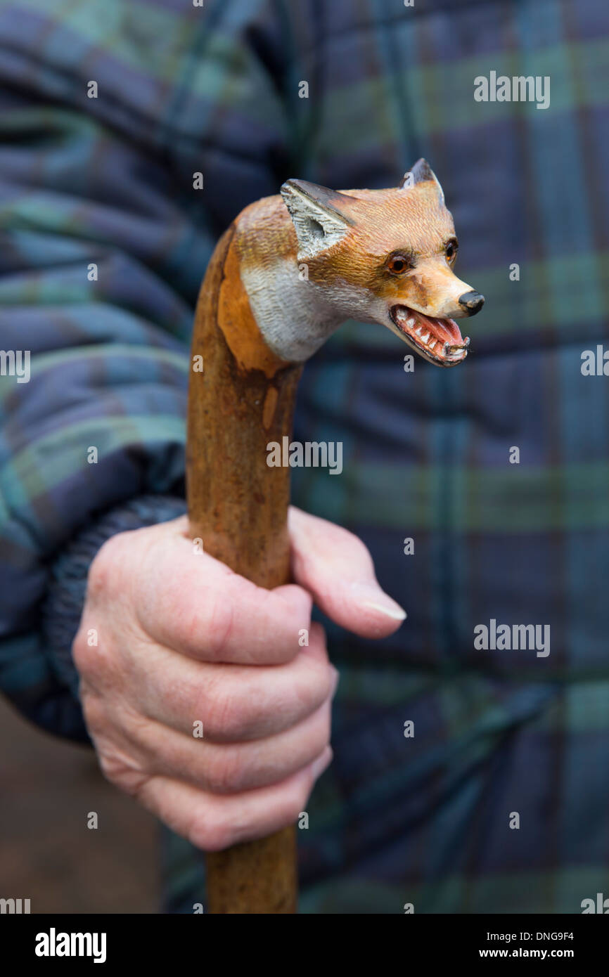 Cliff Toone tiene un bastone da passeggio che raffigura una testa di volpi al Boxing Day caccia incontrano nel mercato Bosworth. Foto Stock