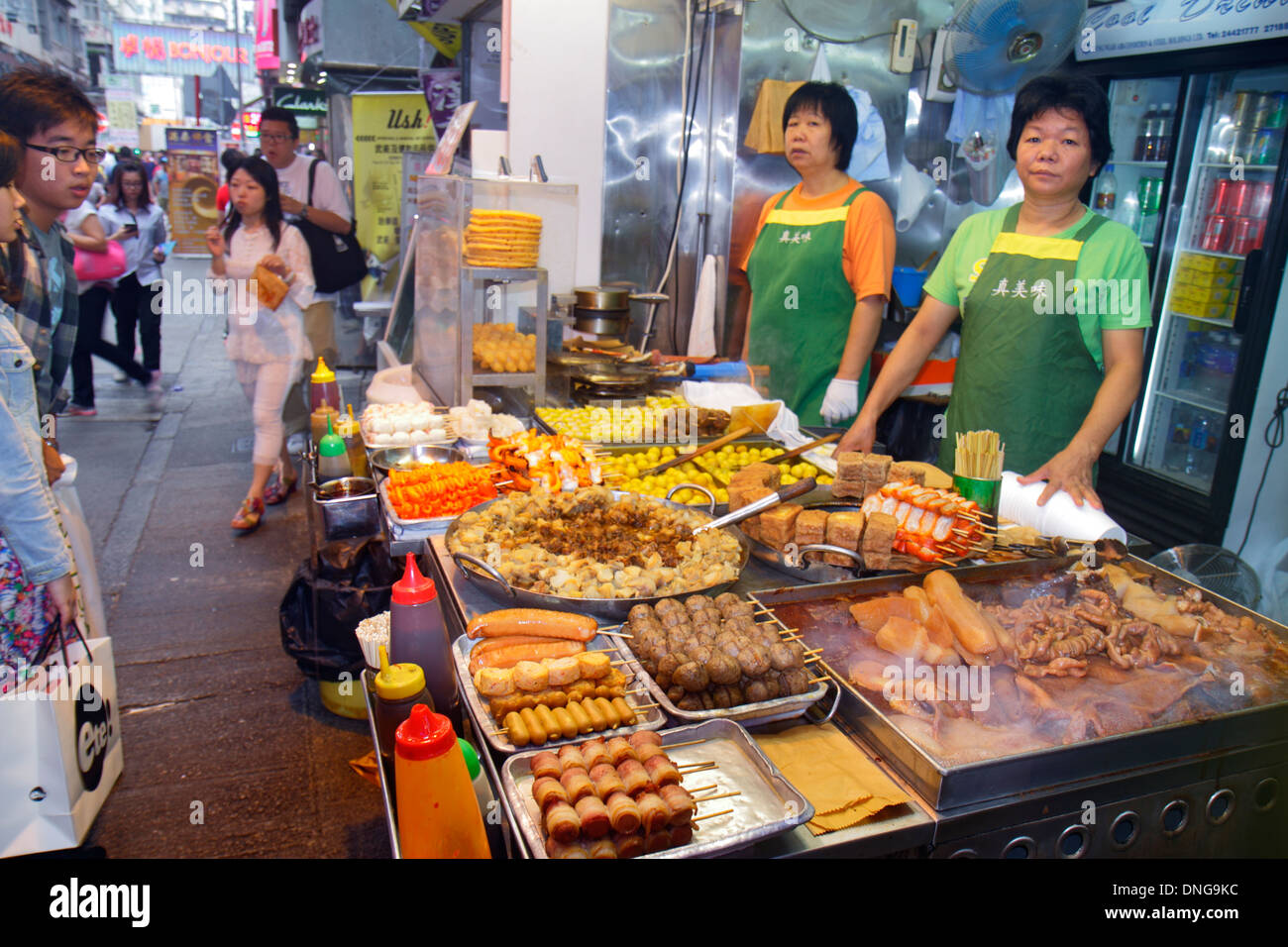Hong Kong Cina, HK, Asia, cinese, orientale, Kowloon, Mong Kok, Nathan Road, Street food, venditore venditori venditori venditori, stand bancarelle commerciante mercato mar Foto Stock