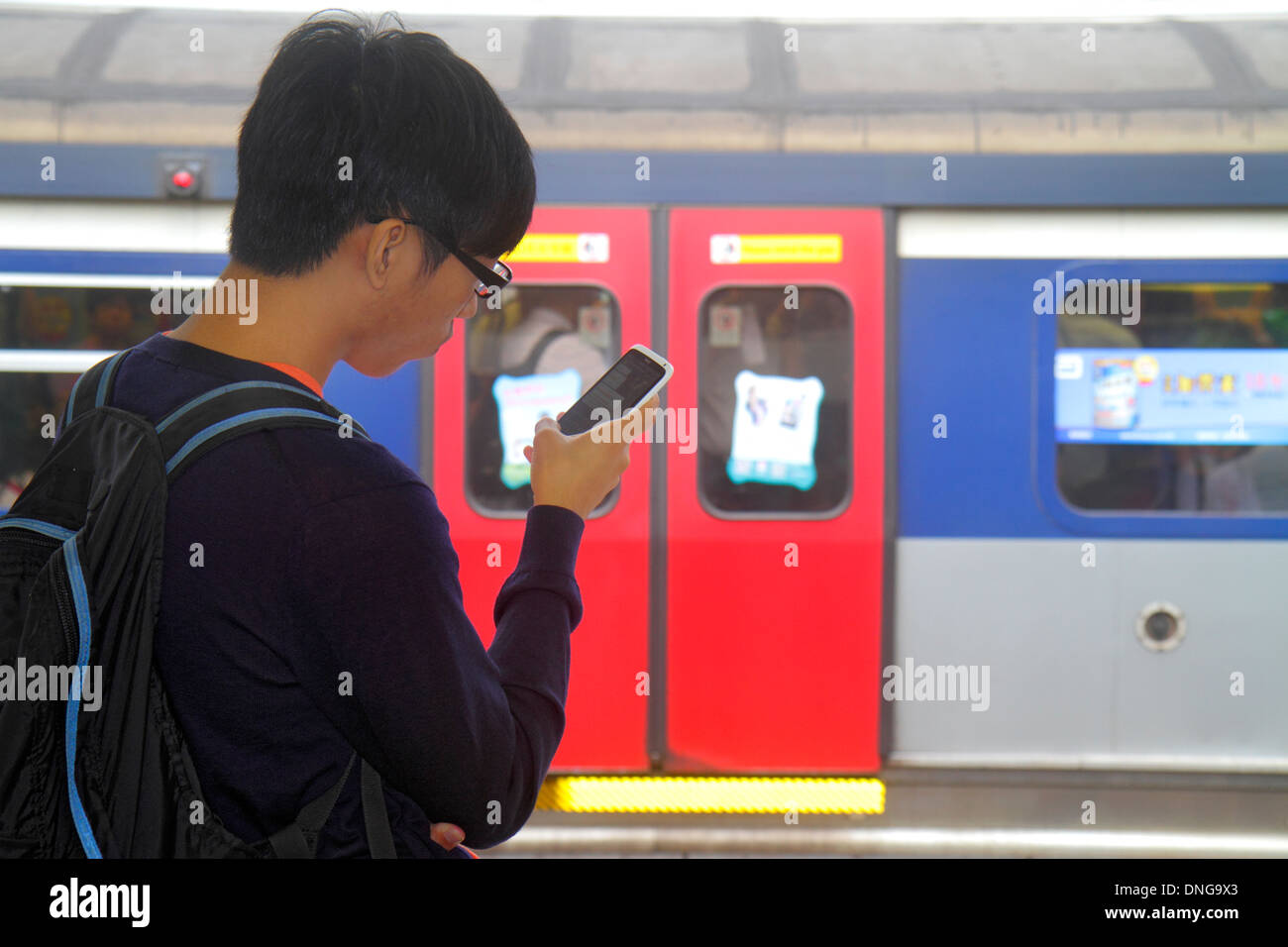 Hong Kong Cina, HK, Asia, cinese, orientale, nuovi territori, Sha Tin, ma Liu Shui, stazione metropolitana MTR Universita', piattaforma, adolescente adolescente asiatico Foto Stock