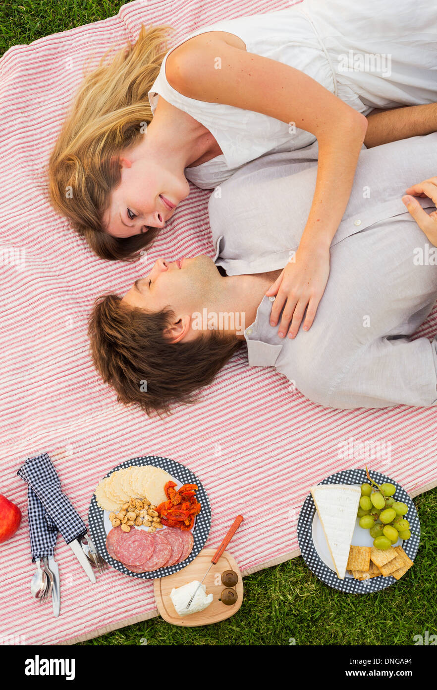 Coppia attraente sul pomeriggio romantico picnic in campagna Foto Stock