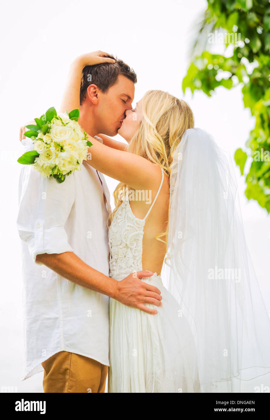 Appena una coppia sposata baciare e abbracciare, intimo momento amorevole a Wedding Foto Stock