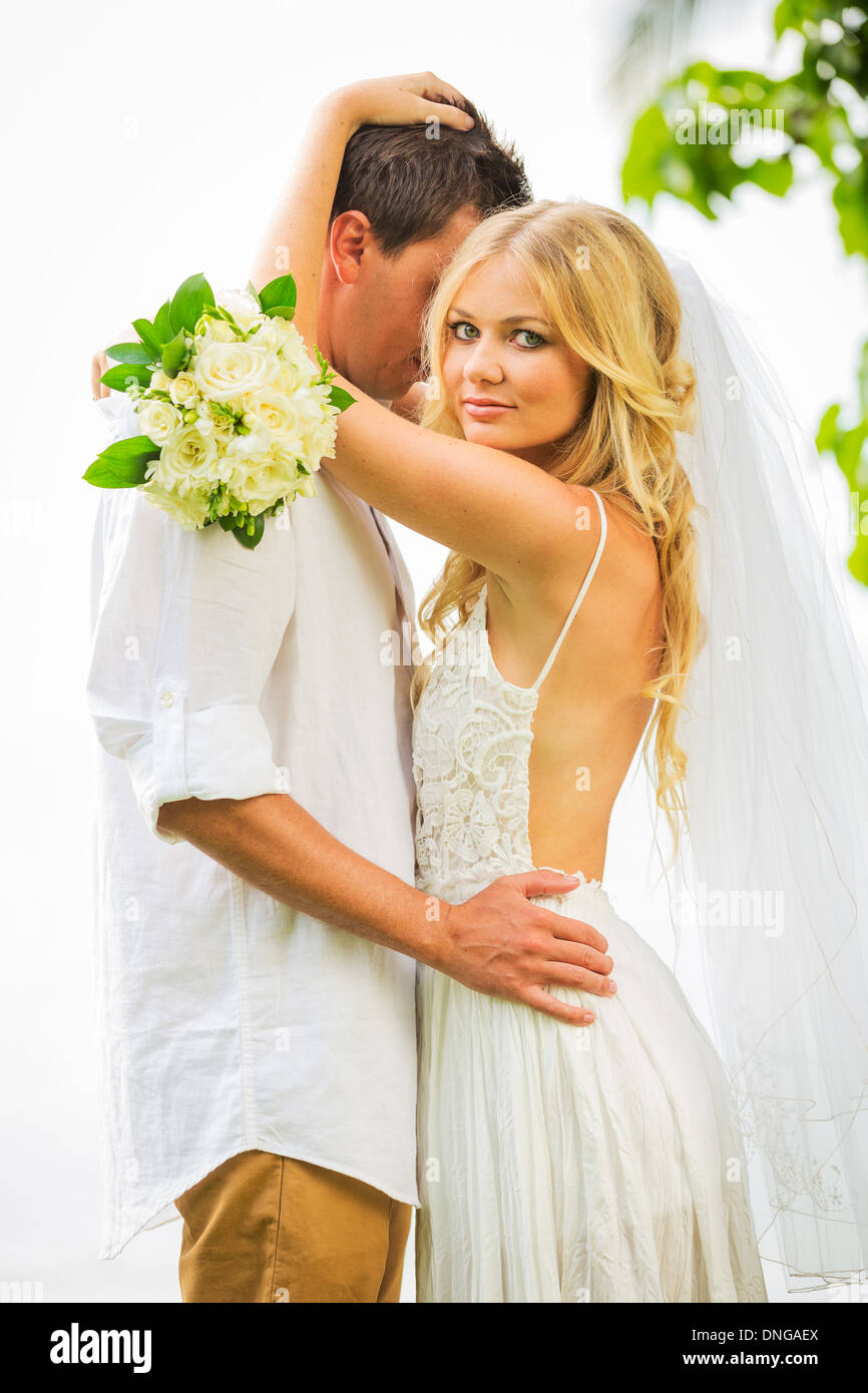 Appena una coppia sposata baciare e abbracciare, intimo momento amorevole a Wedding Foto Stock