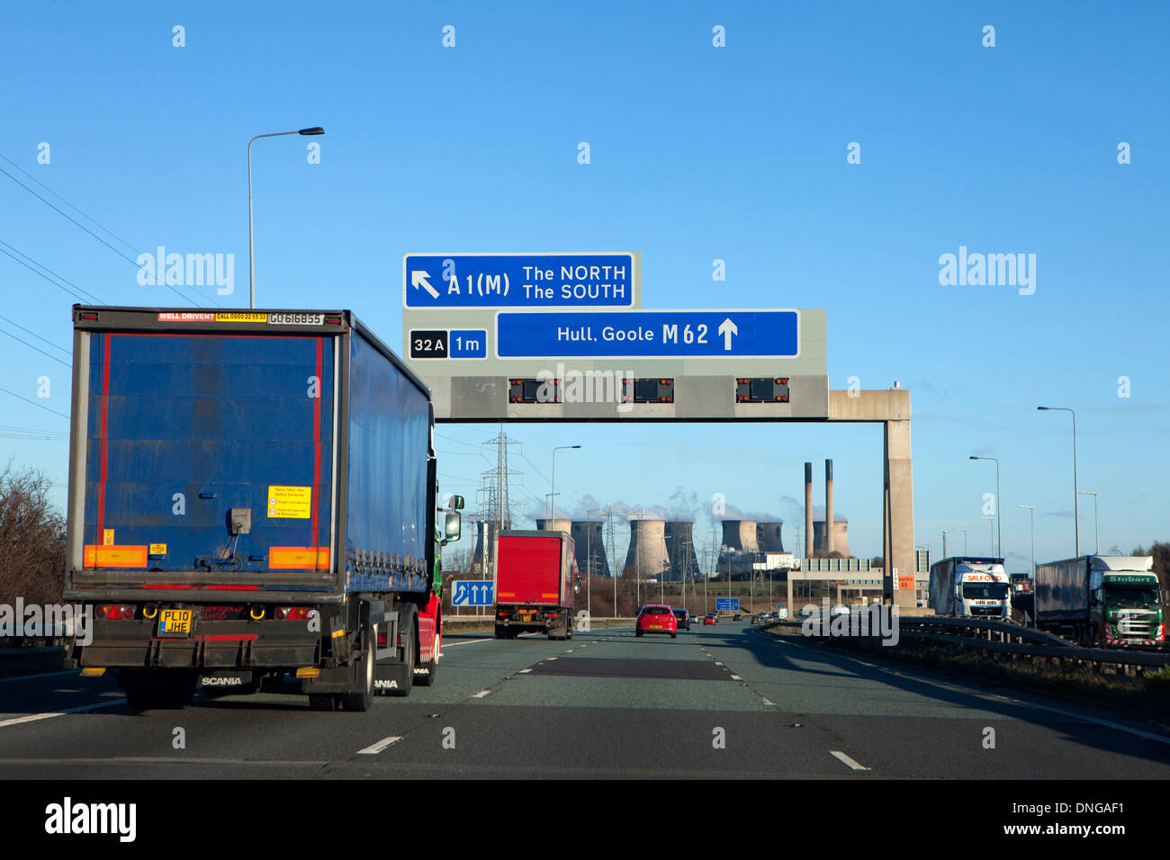 Autostrada M62 nel West Yorkshire tettuccio di segnaletica stradale Foto Stock
