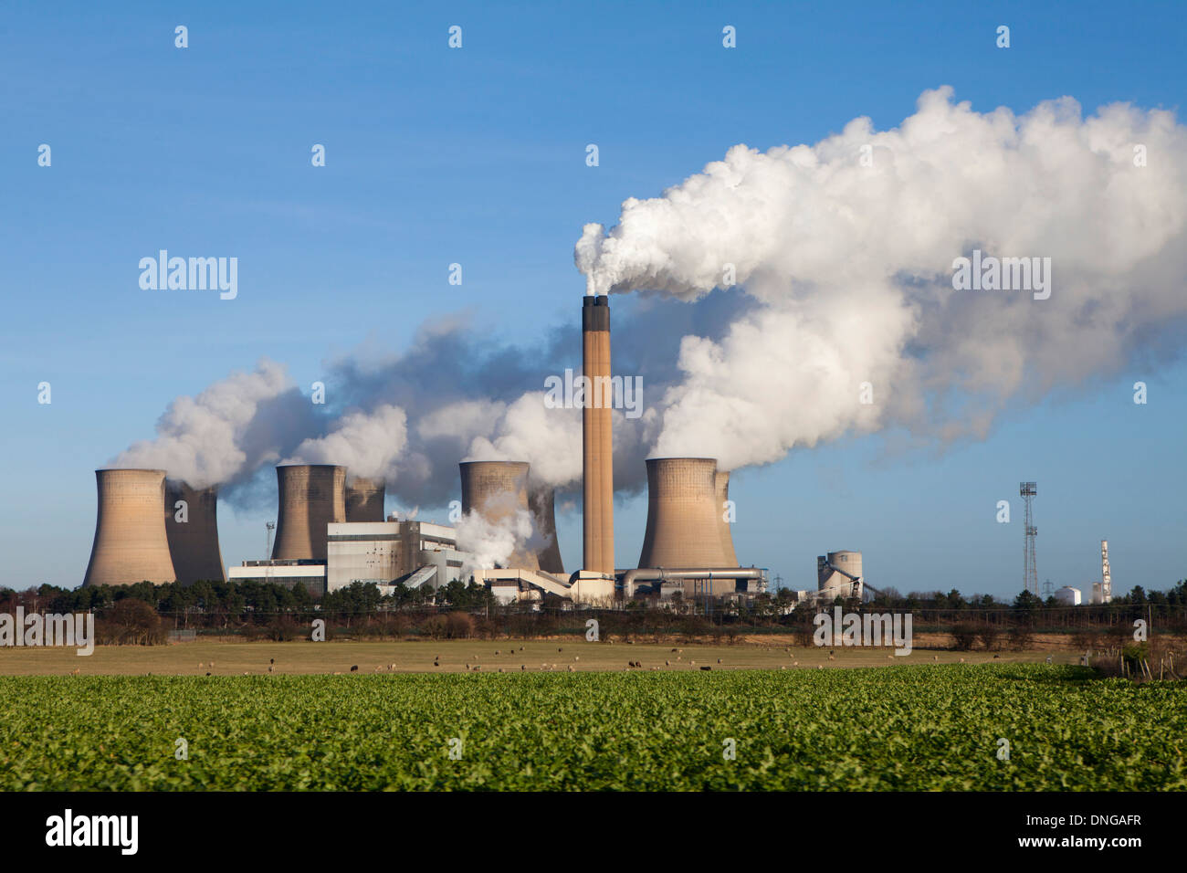 Eggborough stazione di potenza, una grande Coal Fired power station in North Yorkshire, Inghilterra muggito il fumo nel cielo Foto Stock