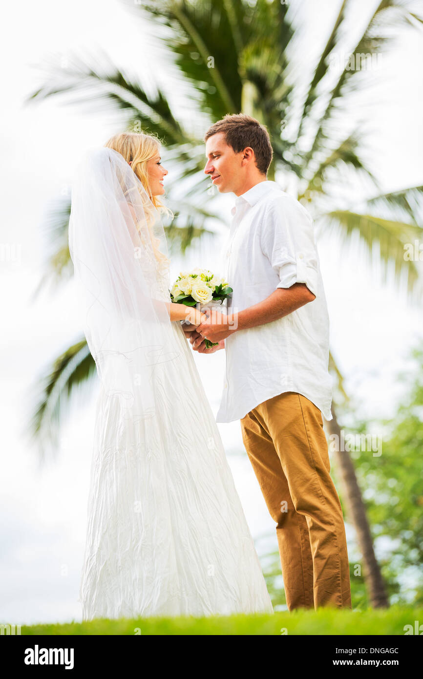 Appena una coppia sposata Holding Hands, intimo momento amorevole a Wedding Foto Stock