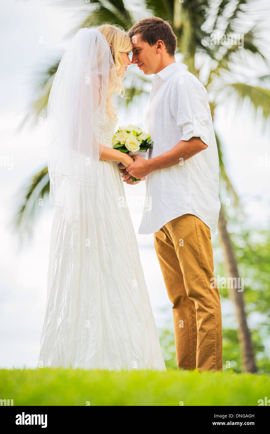 Appena una coppia sposata Holding Hands, intimo momento amorevole a Wedding Foto Stock