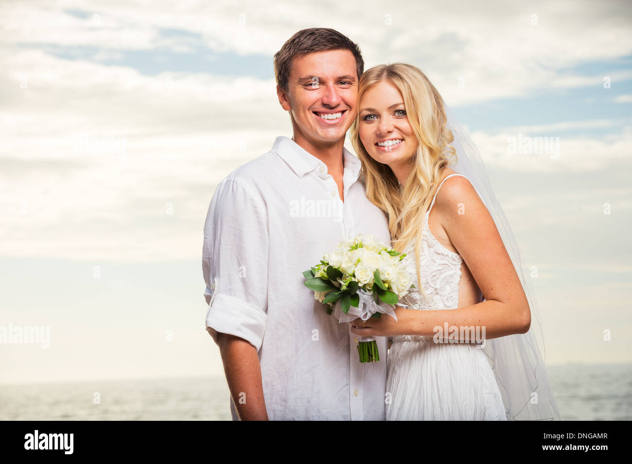 Appena una coppia sposata sulla spiaggia, Hawaii matrimonio sulla spiaggia Foto Stock