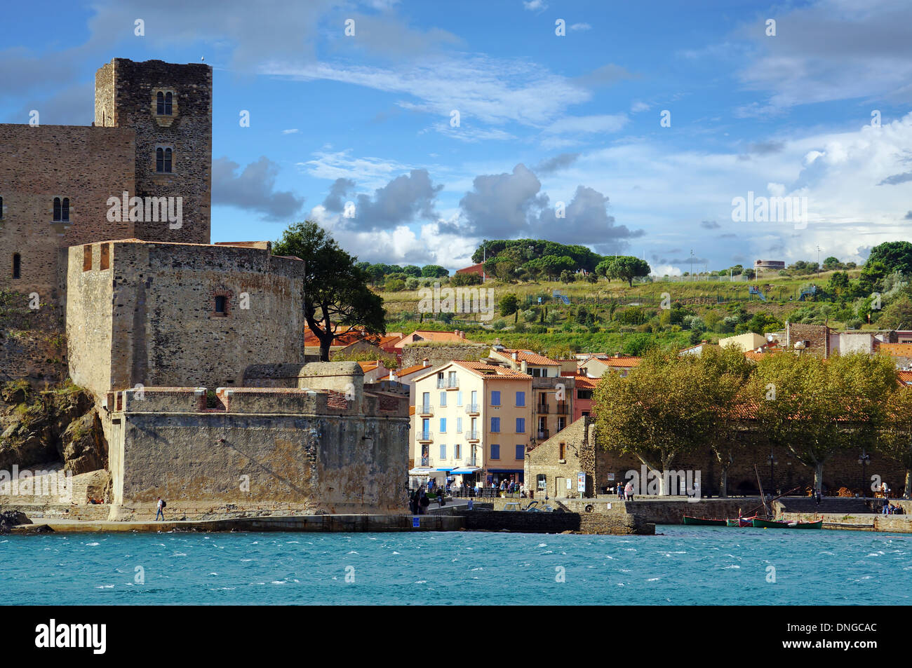 Castello reale con nuvoloso cielo blu nel villaggio di Collioure, mare Mediterraneo, Pirenei orientali, Roussillon, Francia Foto Stock