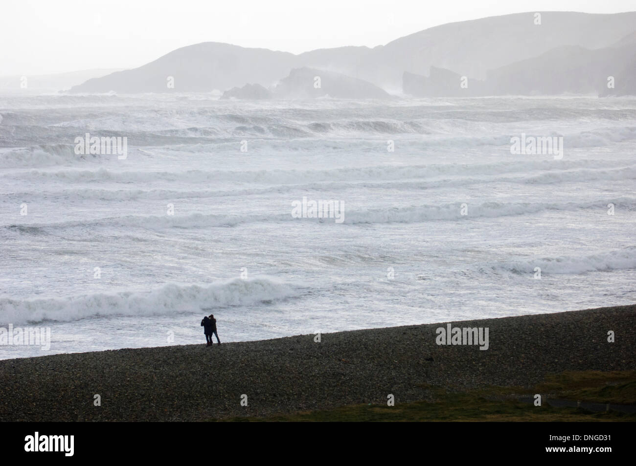 Newgale, Pembrokeshire, Wales, Regno Unito. 27 dicembre 21013. Tempesta di vento di forza creare onde enormi per quanto riguarda l'orizzonte sulla costa sud occidentale del Galles. Credito: Graham M. Lawrence/Alamy Live News. Foto Stock