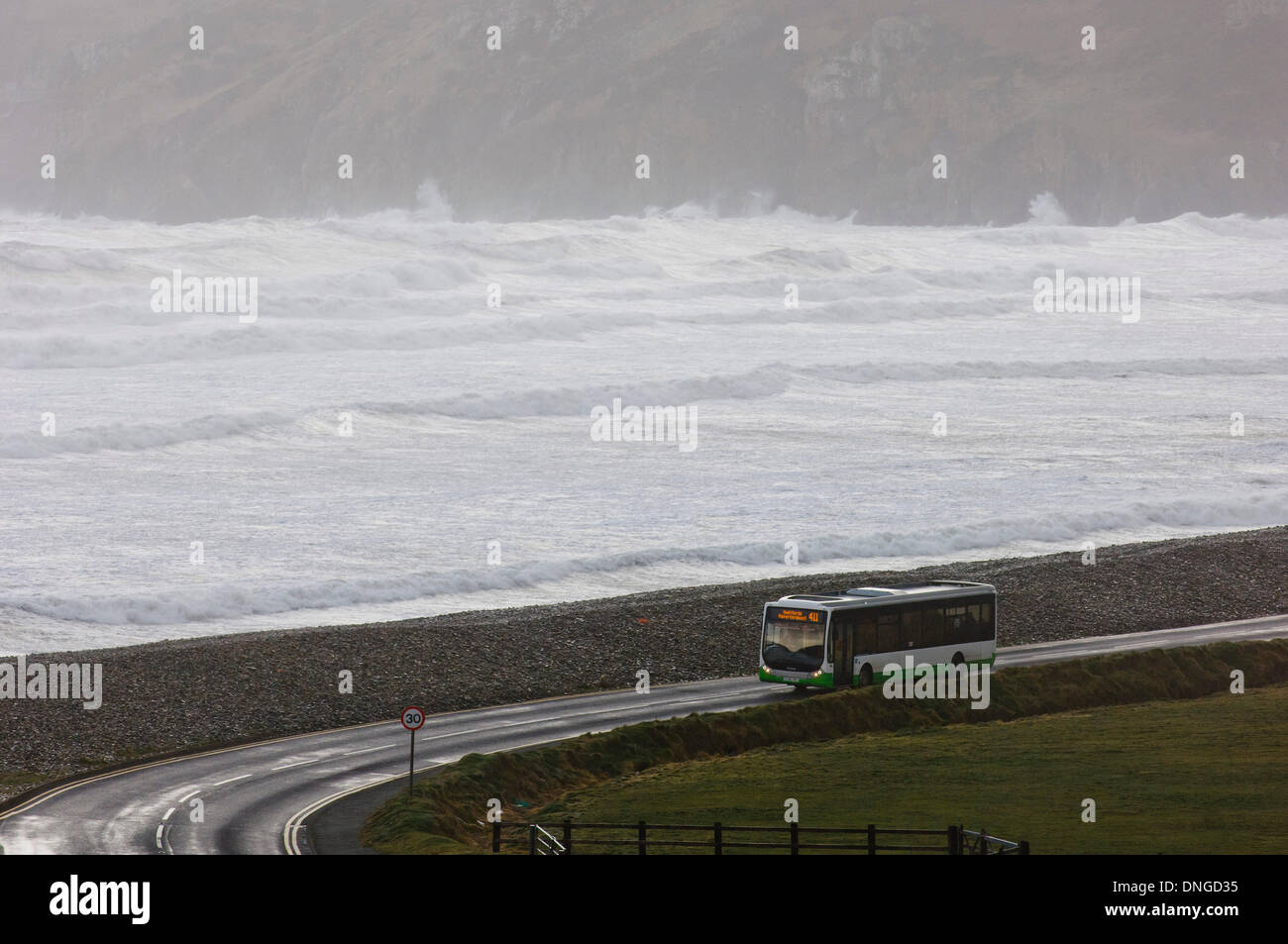 Newgale, Pembrokeshire, Wales, Regno Unito. 27 dicembre 21013. Tempesta di vento di forza creare onde enormi per quanto riguarda l'orizzonte sulla costa sud occidentale del Galles. Credito: Graham M. Lawrence/Alamy Live News. Foto Stock