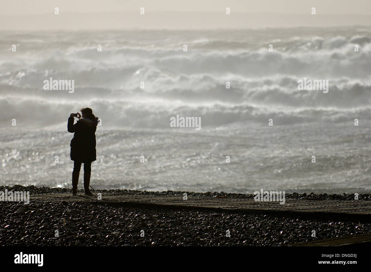 Newgale, Pembrokeshire, Wales, Regno Unito. 27 dicembre 21013. Tempesta di vento di forza creare onde enormi per quanto riguarda l'orizzonte sulla costa sud occidentale del Galles. Credito: Graham M. Lawrence/Alamy Live News. Foto Stock