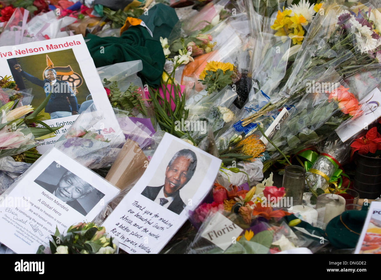 Omaggi a Nelson Mandela, fiori e il santuario di fortuna in una effusione di amore per il Sud Africa l'anti-apartheid Icon Foto Stock