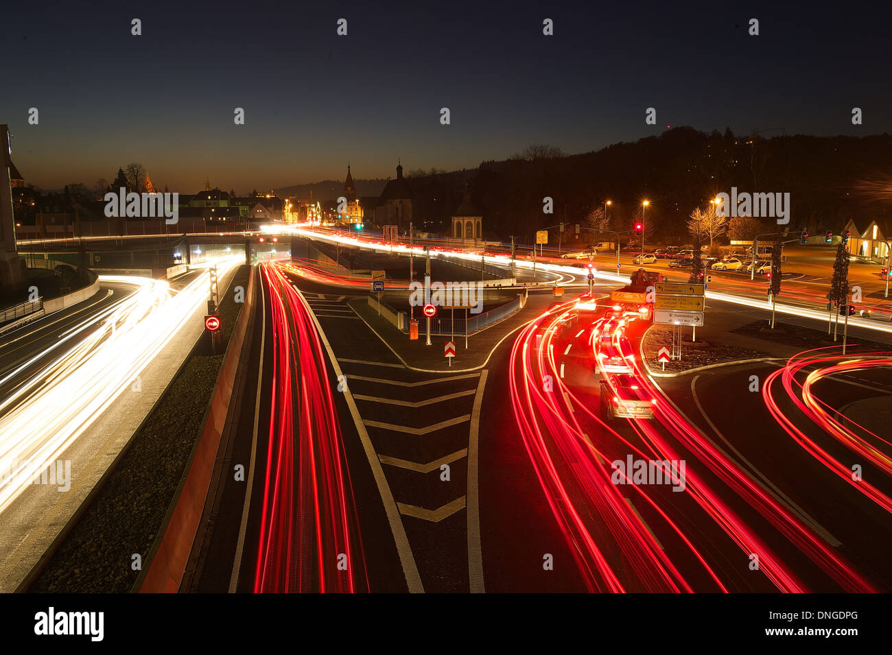 Ingresso est della nuova costruzione in tunnel di Schwaebisch Gmuend, nel blu ora. Sentieri di luce in bianco e rosso formano le vetture Foto Stock