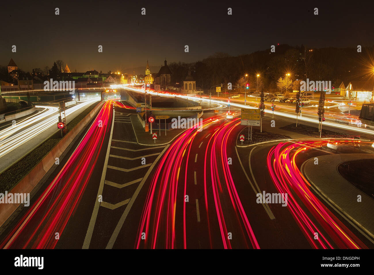 Ingresso est della nuova costruzione in tunnel di Schwaebisch Gmuend, nel blu ora. Sentieri di luce in bianco e rosso formano le vetture Foto Stock