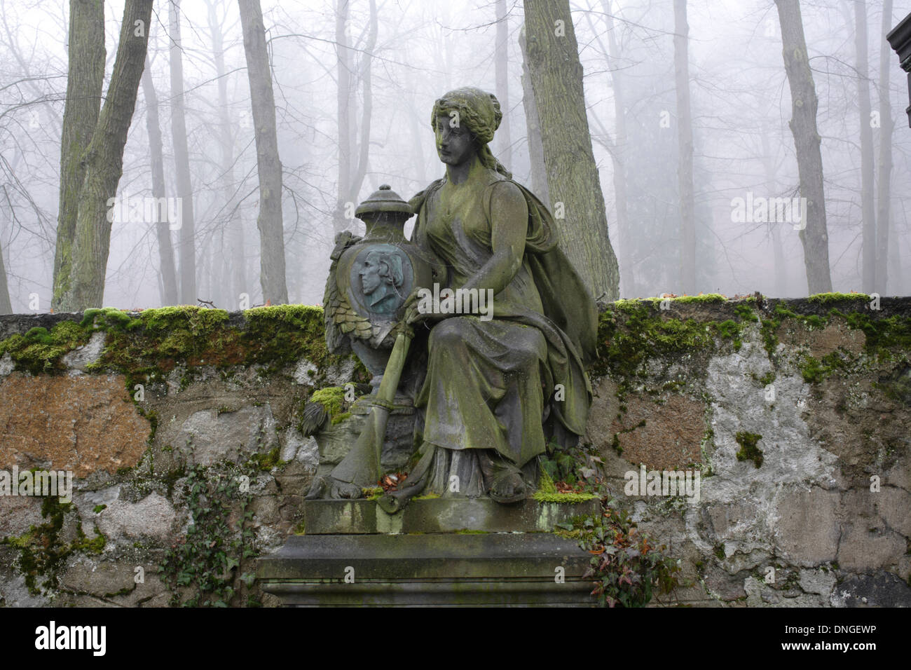 Vecchia tomba abbandonata con la statua di una donna Foto Stock