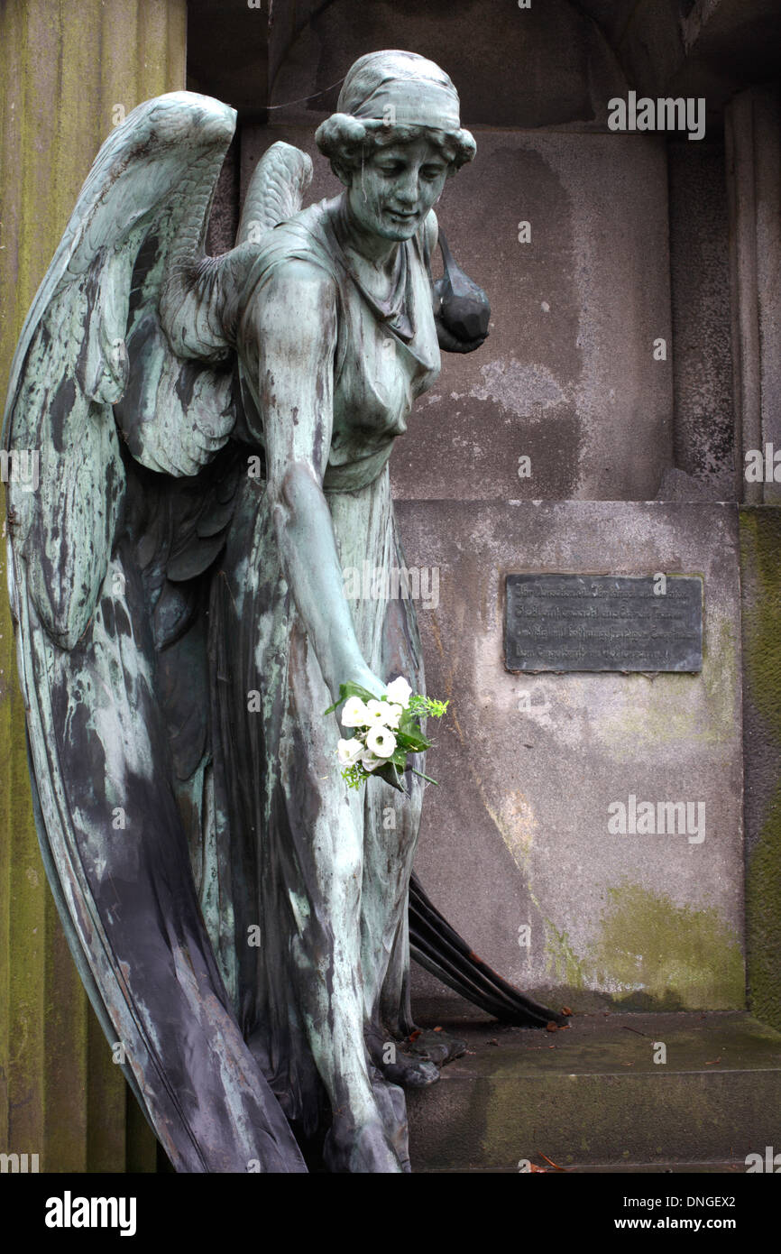 Vecchia tomba abbandonata con la statua di un angelo con le ali Foto Stock