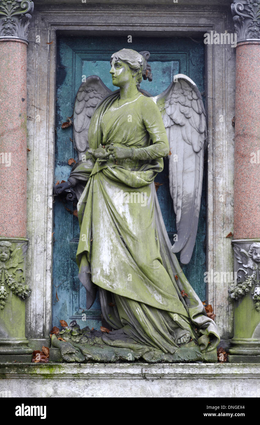 Vecchia tomba abbandonata con la statua di un angelo Foto Stock