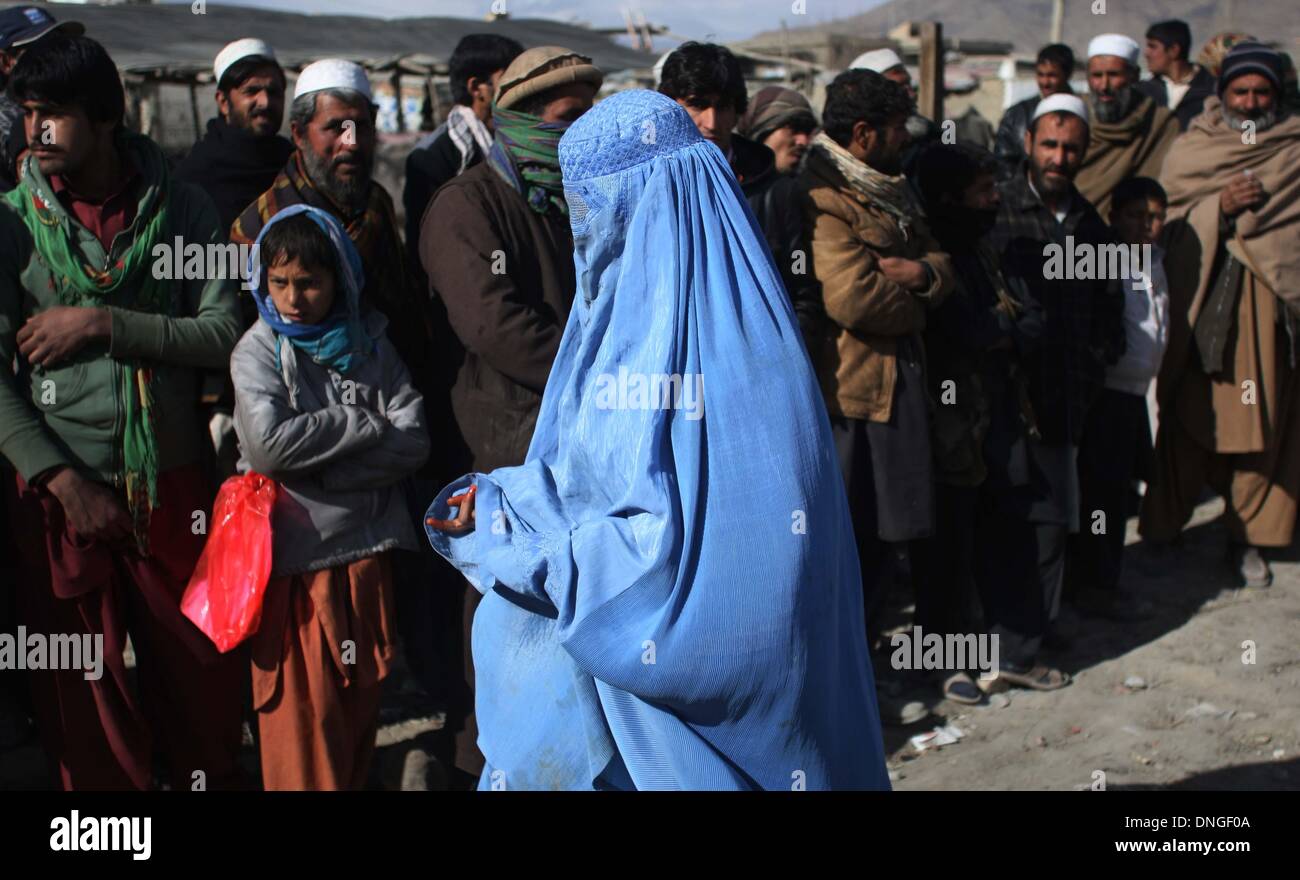 A Kabul, Afghanistan. 28 dicembre, 2013. Afghani in attesa di ricevere l'inverno di forniture di soccorso donati dal governo tedesco per gli sfollati a Kabul, Afghanistan, Dic 28, 2013. © Ahmad Massoud/Xinhua/Alamy Live News Foto Stock