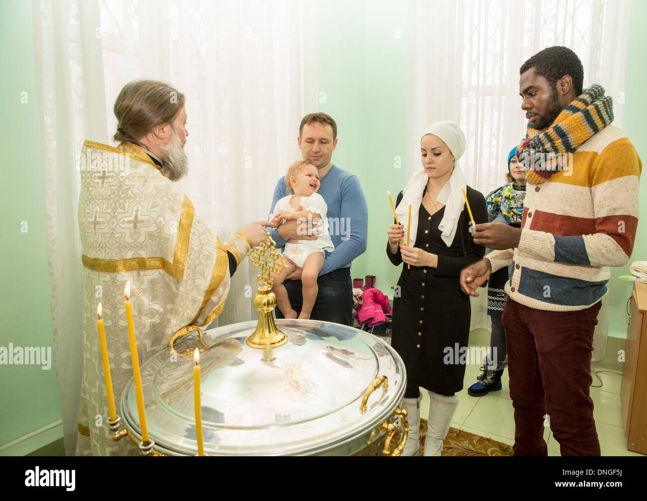 ALMATY KAZAKHSTAN - Dicembre 17: cerimonia di battesimo il 17 dicembre 2013 in Almaty Kazakhstan. Famiglia celebra il battesimo Foto Stock