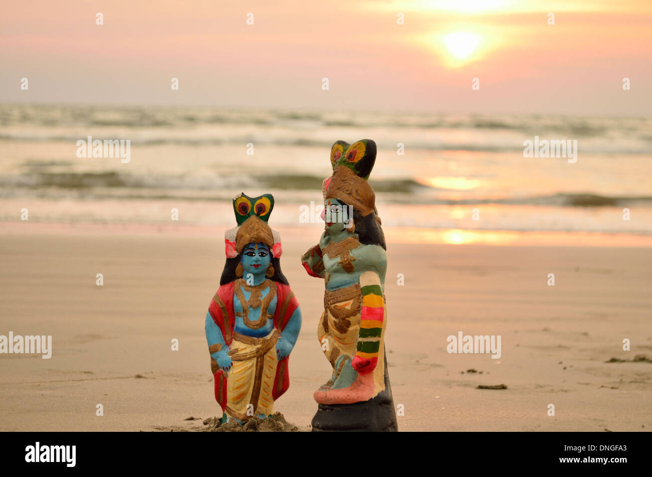 Gli dèi avente una chat sulla spiaggia in Kerala, India Foto Stock