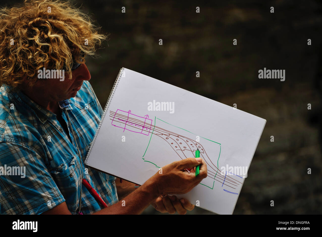 Geologo nel campo (oman montagne). Foto Stock