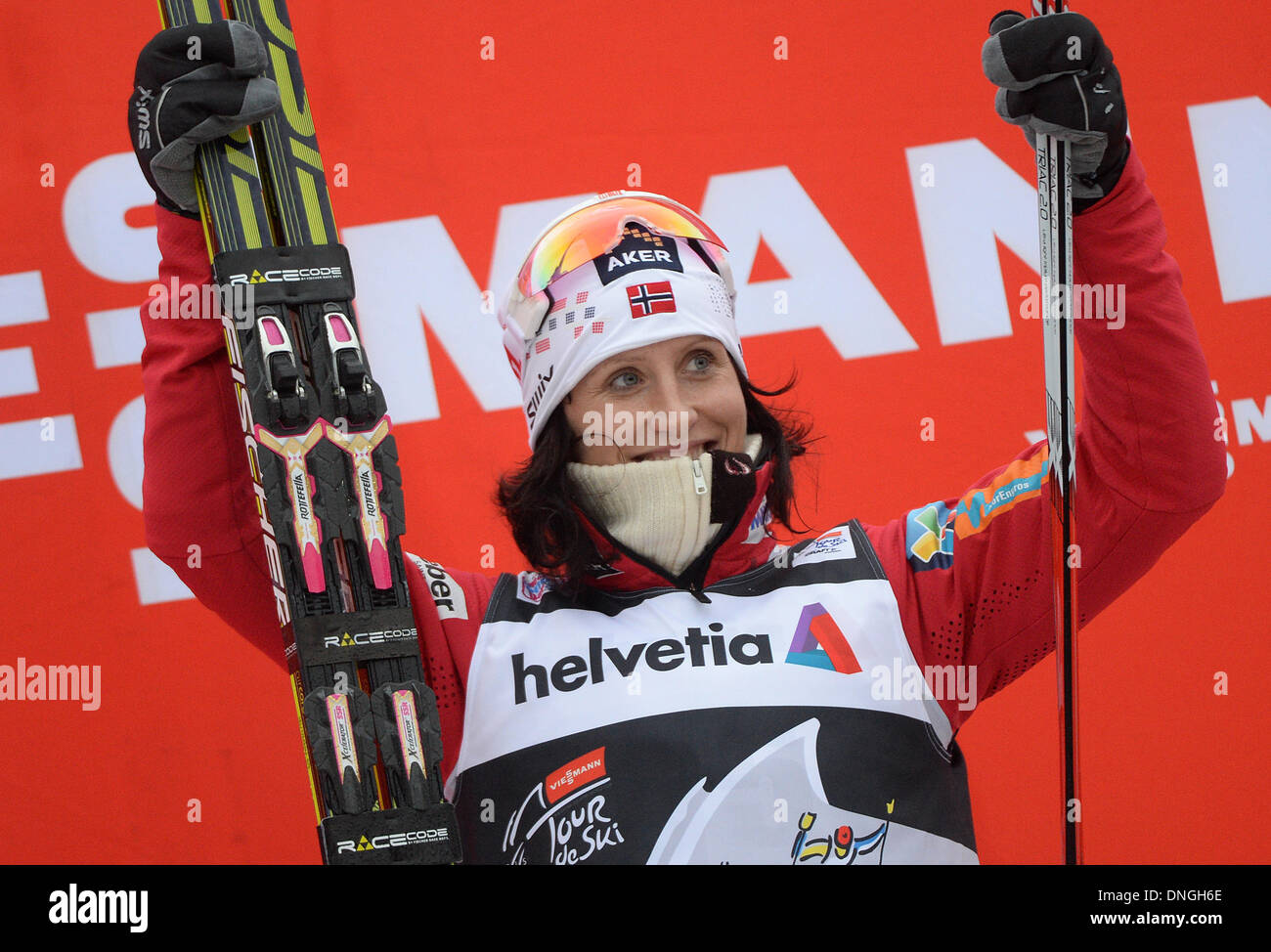 Oberhof, Germania. 28 dicembre, 2013. Norwegian fondista Marit Bjoergen prende il primo posto al Tour de Ski di Oberhof in Germania, 28 dicembre 2013. Foto: HENDRIK SCHMIDT/dpa/Alamy Live News Foto Stock