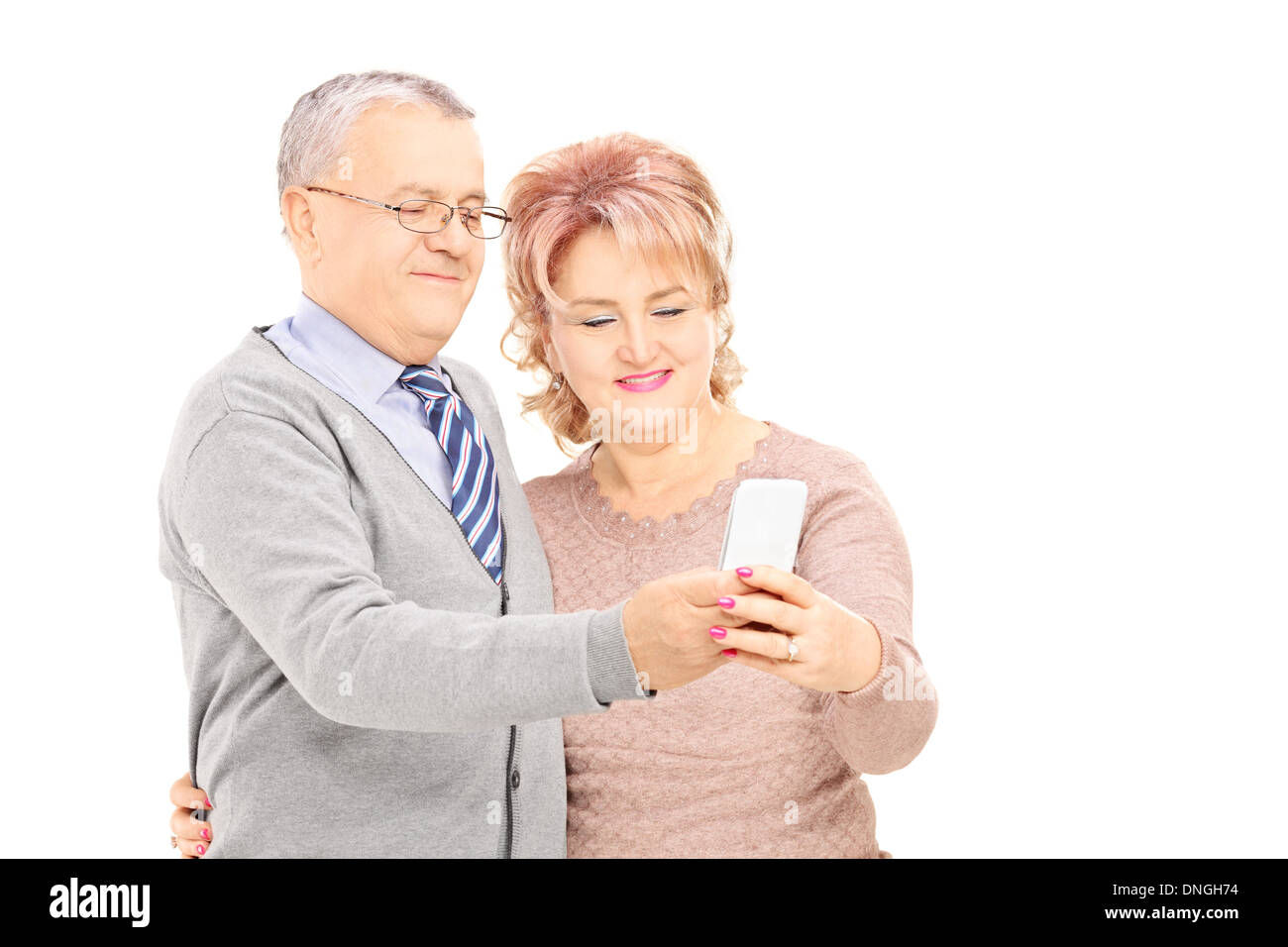 Felice medio di età compresa tra uomo e donna che guarda al telefono cellulare Foto Stock