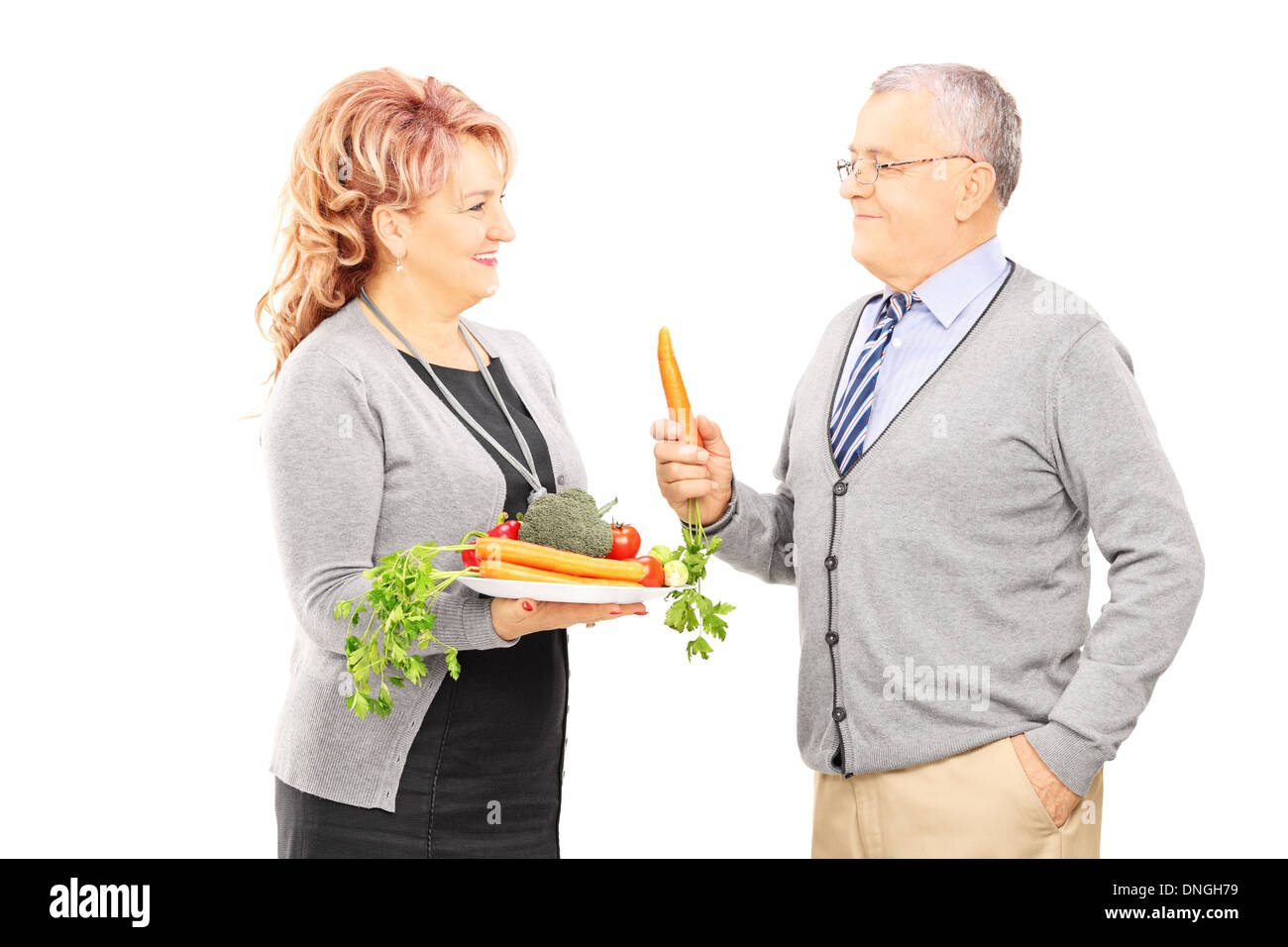 Coppia di mezza età in piedi vicino insieme e tenendo un sano verdure Foto Stock