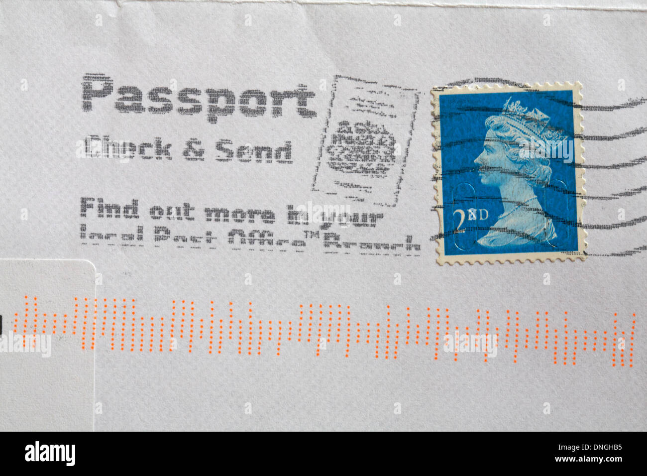 Controllo del passaporto e invia per saperne di più nel vostro ufficio postale locale filiale timbro sulla busta Foto Stock