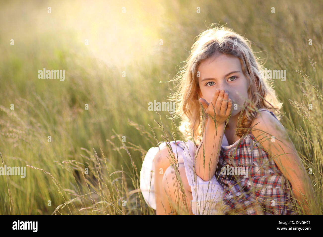 Giovane ragazza bionda invia un bacio Foto stock - Alamy