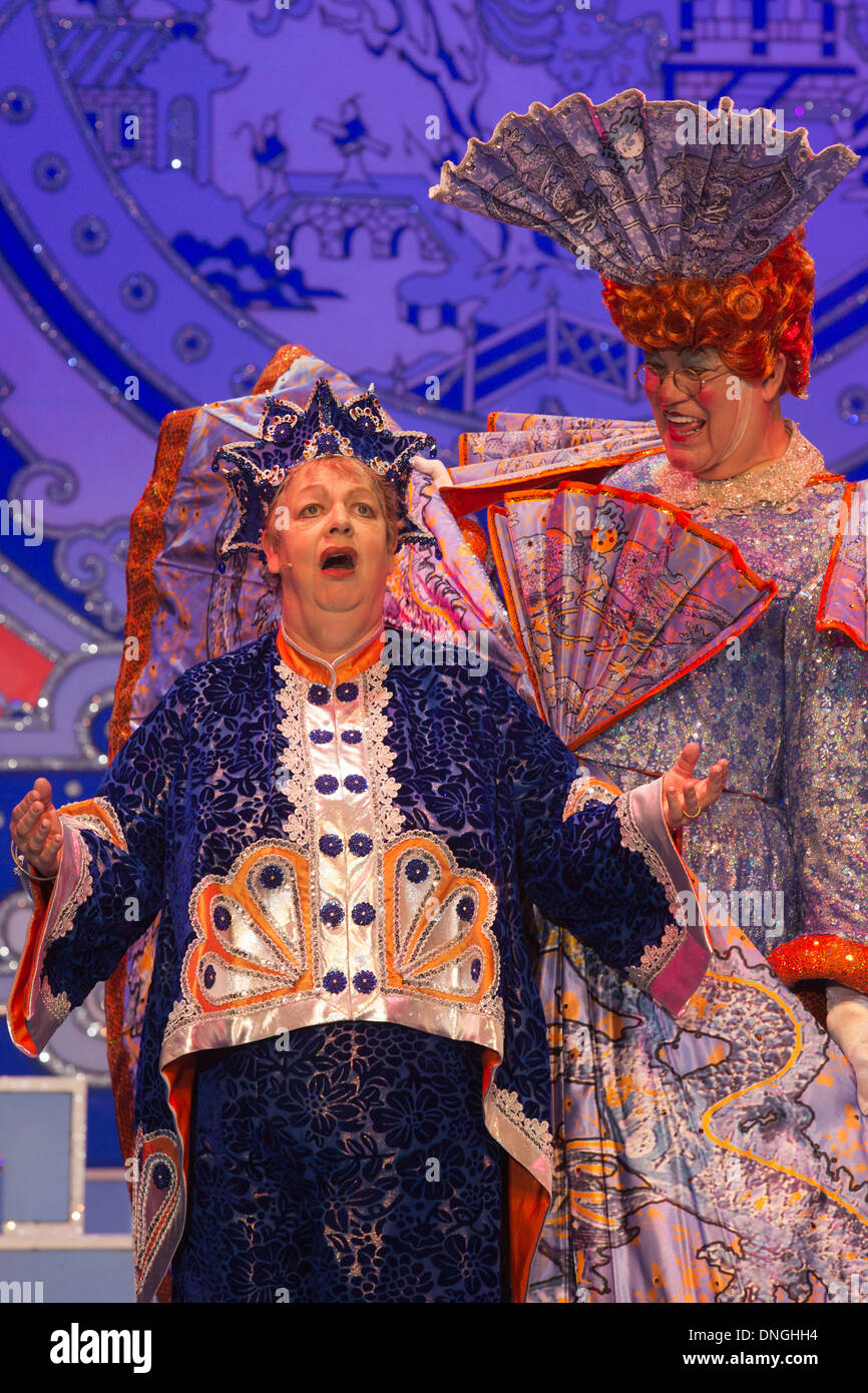 Photocall per l'Aladdin Panto con protagonista Jo marca e Matthew Kelly presso il Nuovo Teatro di Wimbledon, Wimbledon, Londra Foto Stock