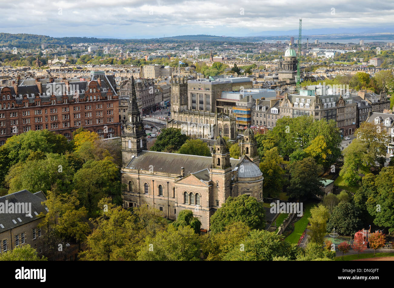 St Cuthbert chiesa Parrocchiale, Lothian Road, visto da Edimburgo dal Castello Foto Stock