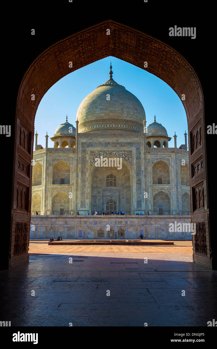 Taj Mahal incorniciato in arch, Agra, India Foto Stock